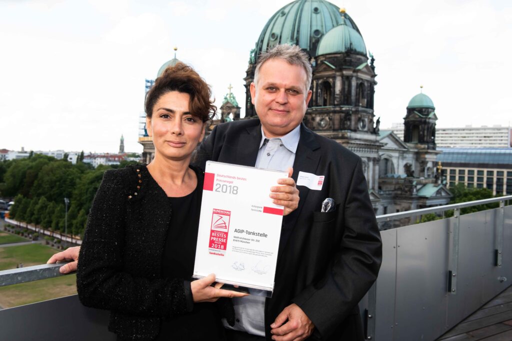 Eren Akmese und Jürgen Stock freuen sich über die Auszeichung „Bestes Presseregal Deutschlands“ in der Kategorie Tankstelle. Sie sehen es als Anerkennung für 20 Jahre Arbeit für ihre Kunden.