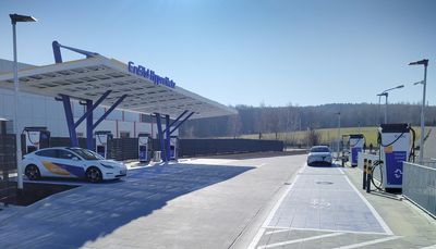 Schnellladepark der EnBW an der A9 bei Petersberg